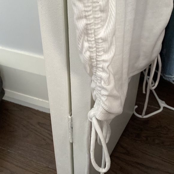 Super cute white ribbed top with ruffle detail on the side. - Picture 3 of 3